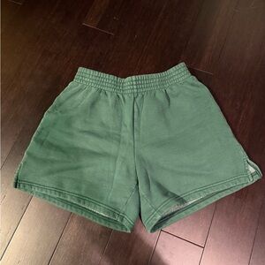 Aritzia boyfriend 5” forest Green Shorts